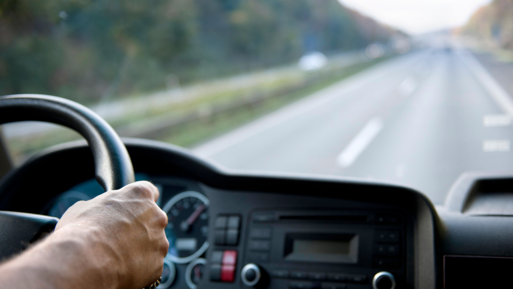 トラックドライバーが運転をしている時のドライバー目線の視界の画像