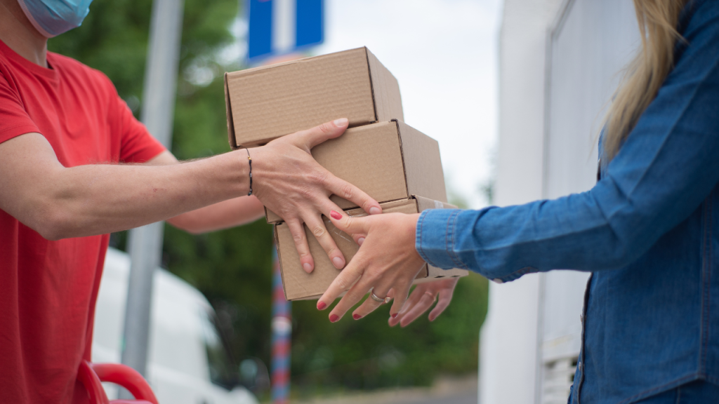 配達員がお客様へ荷物を渡す画像