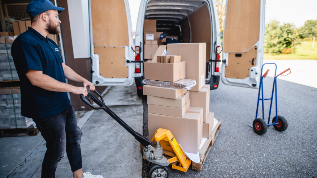 男性がトラックに荷物を積もうとしている画像