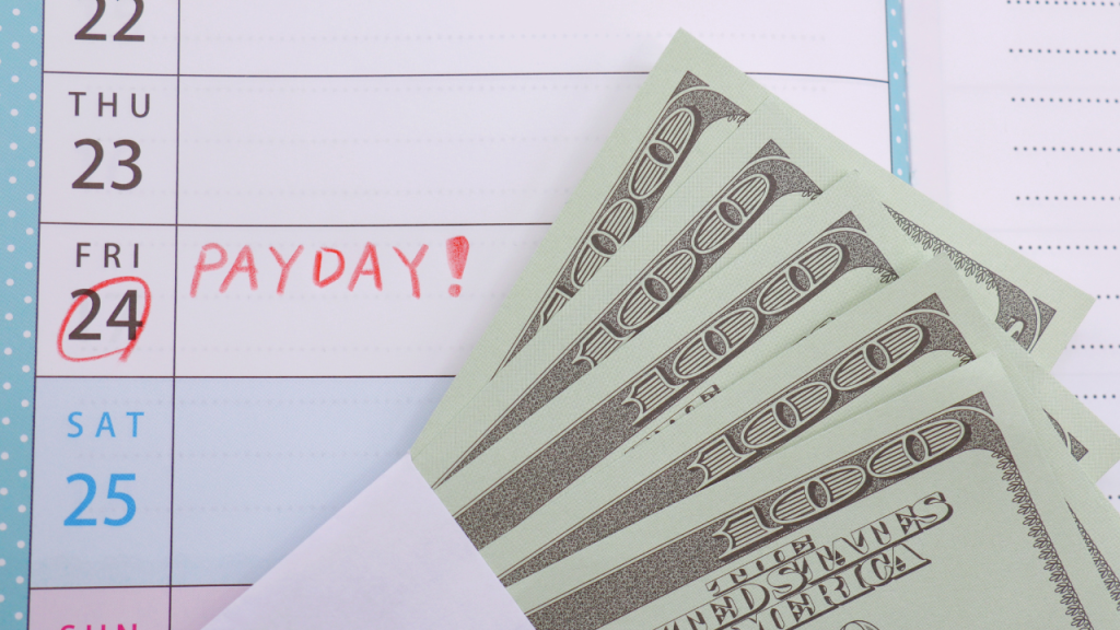 スケジュールに「24日(金)PAYDAY！」と書かれた横にお札が置かれている画像