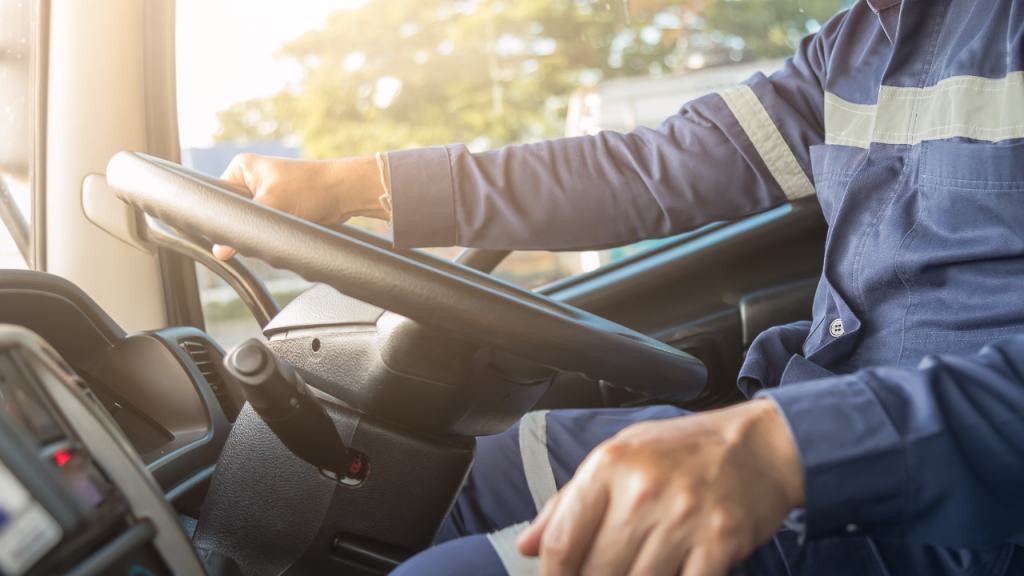 運転しているトラックドライバーの手元の画像