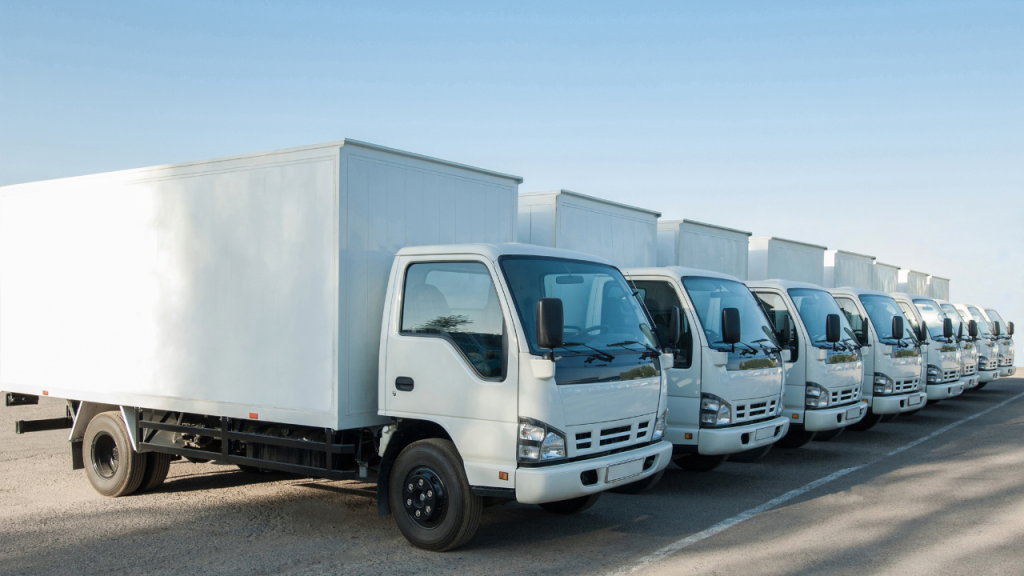 トラックが複数台駐車されている画像