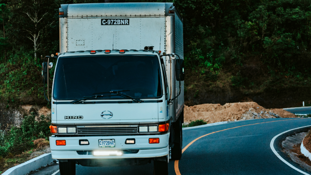 トラックが道路を走っている画像